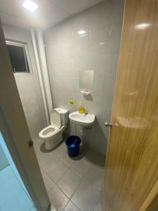 八打灵再也CANA Homestay Petaling Jaya的一间带卫生间和水槽的小浴室