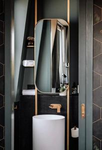 堪培拉The Green Rooms - Luxury themed micro apartments inspired by tiny home design的浴室设有白色水槽和镜子