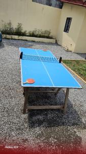克里比Le Chalet Kapélet的一张蓝色的乒乓球桌,坐在地面上