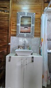 克里比Le Chalet Kapélet的一间带水槽和镜子的浴室