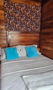 克里比Le Chalet Kapélet的床上有2个蓝色枕头