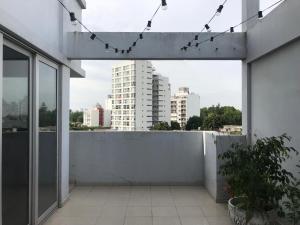 拉普拉塔Habitación privada, La Plata的享有建筑景致的阳台