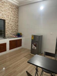 Abomey-CalaviTimba chic-villa的客房内的厨房配有桌子和冰箱