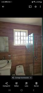 圣弗朗西斯科德马科里斯Jlp的一间带卫生间、水槽和窗户的浴室