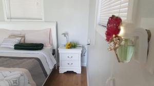 帕伦普Sun Cabin #1 Pahrump的卧室配有白色的床和白色床头柜