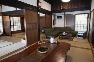 Hayakawa囲炉裏つき古民家を丸ごと貸し切り「月夜見山荘」（庭にBBQグリル完成！）的客厅配有沙发和桌子
