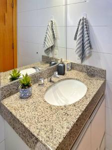巴西利亚Maravilhoso Apartamento em Brasília DF的浴室的柜台设有水槽和镜子