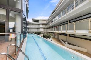 墨尔本Convenient Located 1bedroom apartment in St Kilda的一座建筑物中央的游泳池