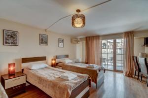 第比利斯Liva Hotel的酒店客房设有两张床和窗户。