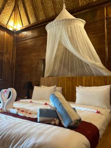吉利阿尔吉利艾尔优泽普度假酒店的一间卧室配有一张带天蓬的床