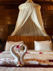 吉利阿尔吉利艾尔优泽普度假酒店的两个天鹅在床上做心形