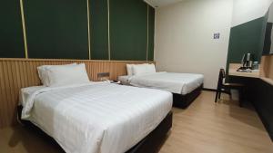 阿罗士打Urban Inn, Alor Setar的酒店客房配有两张床和一张桌子及椅子