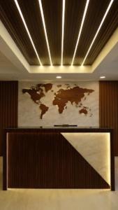 班加罗尔Vrishi Inn的一张房间墙上的世界地图