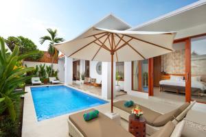 塞米亚克The Luxury Collection, Monaco Blu的一座带游泳池和遮阳伞的别墅