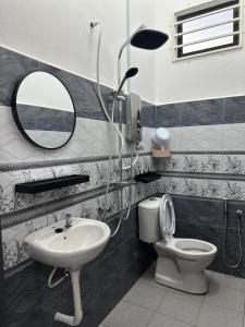 MacangHomestay Rumi的一间带水槽、卫生间和镜子的浴室