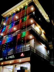 达兰萨拉King Castle fully ac hotel Near Mall Road的建筑的侧面有圣诞灯