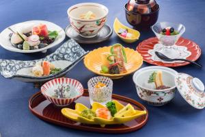 富士吉田市海兰德水疗度假酒店的一张桌子,上面放着盘子和杯子