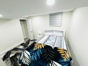 布兰普顿C&M Beautiful Basement的一间卧室配有一张带蝴蝶毯子的床