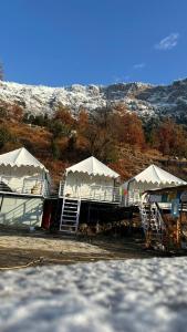 SariSari Highlands的山坡上积雪的白色帐篷