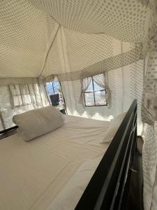 SariSari Highlands的帐篷内一间卧室,配有一张床