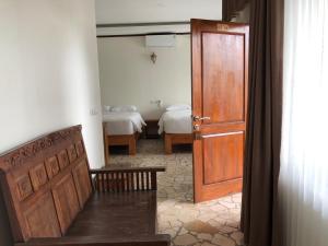 帕朗特里蒂斯Edge Resort, Yogyakarta的一间设有门的房间和一间带两张床的卧室