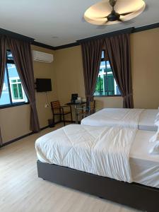 淡马鲁Perry Barr La Ganta Residence的一间卧室配有一张床和吊扇