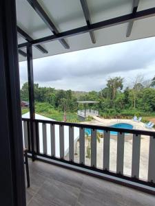 淡马鲁Perry Barr La Ganta Residence的享有游泳池景致的阳台