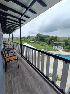 淡马鲁Perry Barr La Ganta Residence的一个带长凳和游泳池的阳台