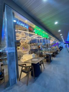 麦克坦Mactan Newtown Beach Condo的一间拥有桌子和灯的韩国食品店
