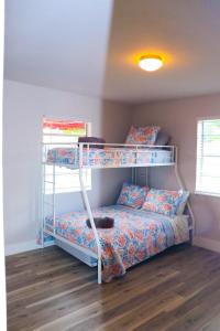 达尼亚滩Flamingo Beach House的一间卧室配有两张双层床和一张床