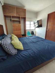 马萨特兰¡Departamento a 5 minutos del Malecón!的一间卧室配有蓝色的床和两个枕头