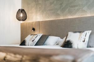 赫罗纳科斯塔贝拉酒店的一间卧室配有带2个枕头的床