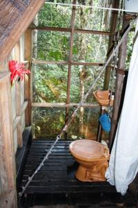 莱蒂西亚塔尼博查山林小屋的窗户前带卫生间的浴室