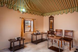 斋沙默尔Desert Vista Camp的客房设有2张桌子和椅子以及窗户。