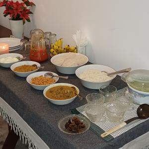 阿努拉德普勒Forest edge villa的餐桌上放着一碗食物和其他原料