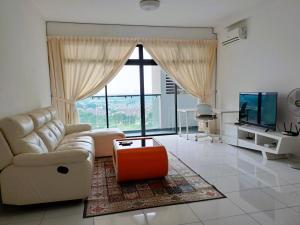 新山JB Bukit Indah Skyloft Suites的带沙发和电视的客厅