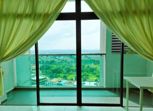 新山JB Bukit Indah Skyloft Suites的享有城市美景的大窗户