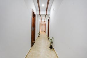 班加罗尔FabHotel Tree Suites的白色墙壁和天花板的走廊