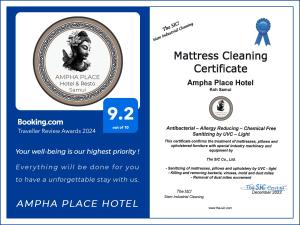 湄南海滩Ampha Place Hotel的带有奖牌的反奥奇卡酒店传单