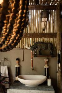 玛洛斯帕克Grace of Africa, Couples 5 STAR Nature Lodge的带浴缸的浴室和一幅男子的照片