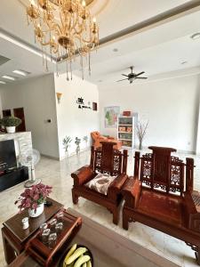 Cam LâmMoc homestay- Near Bai Dai Beach的客厅配有木制家具和吊灯。