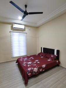 关丹Villa Tok Wan的一间卧室配有一张床和吊扇