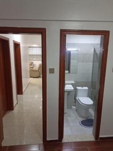 内罗毕Home Croft Nairobi的一间带卫生间和水槽的浴室