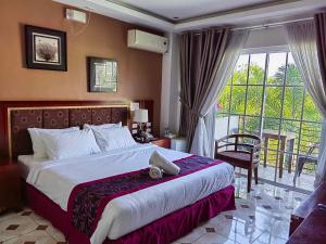 巴旺Marand Resort -Highway的酒店客房设有一张床和一个阳台。