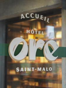圣马洛Hôtel Oré, Saint-Malo的窗口中酒店标志的窗口上的标志