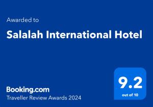 塞拉莱Salalah International Hotel的在国际酒店阅读沙拉的蓝色标志