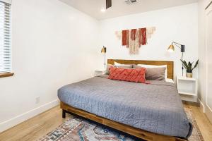 摩押Near Downtown Stylish 2BR With Amazing Patio - #2的一间卧室配有一张带橙色枕头的大床