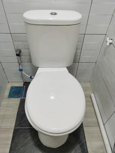 关丹Roomstay Villa Tok Wan的浴室位于隔间内,设有白色卫生间。