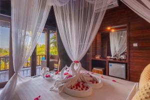 蓝梦岛Tatak Bunut Private Villa的一间卧室配有一张带水果的床