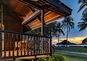 珍南海滩Pelangi Beach Resort & Spa, Langkawi的海景房屋门廊